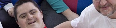 Voluntario y usuario de centro Assa