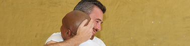 Oscar Cassa abraza a Fermin en una de las formaciones de Adama