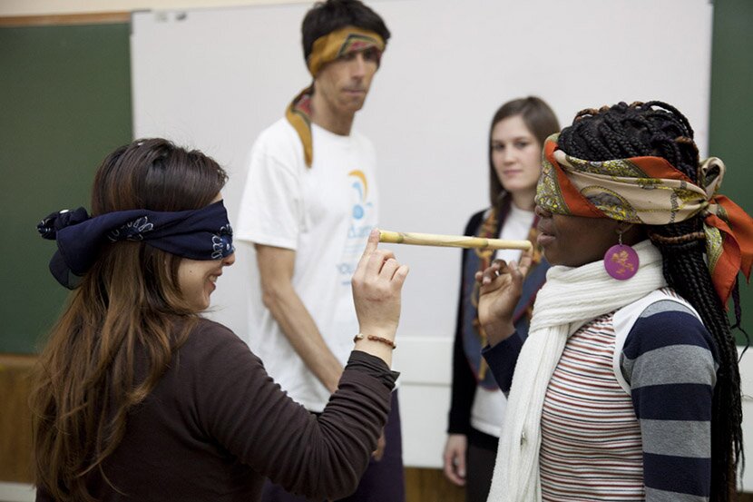 Usuarias de Adama en un centro de mujeres participan en una dinámica. Usuarias de Adama en un centro de mujeres participan en una dinámica.